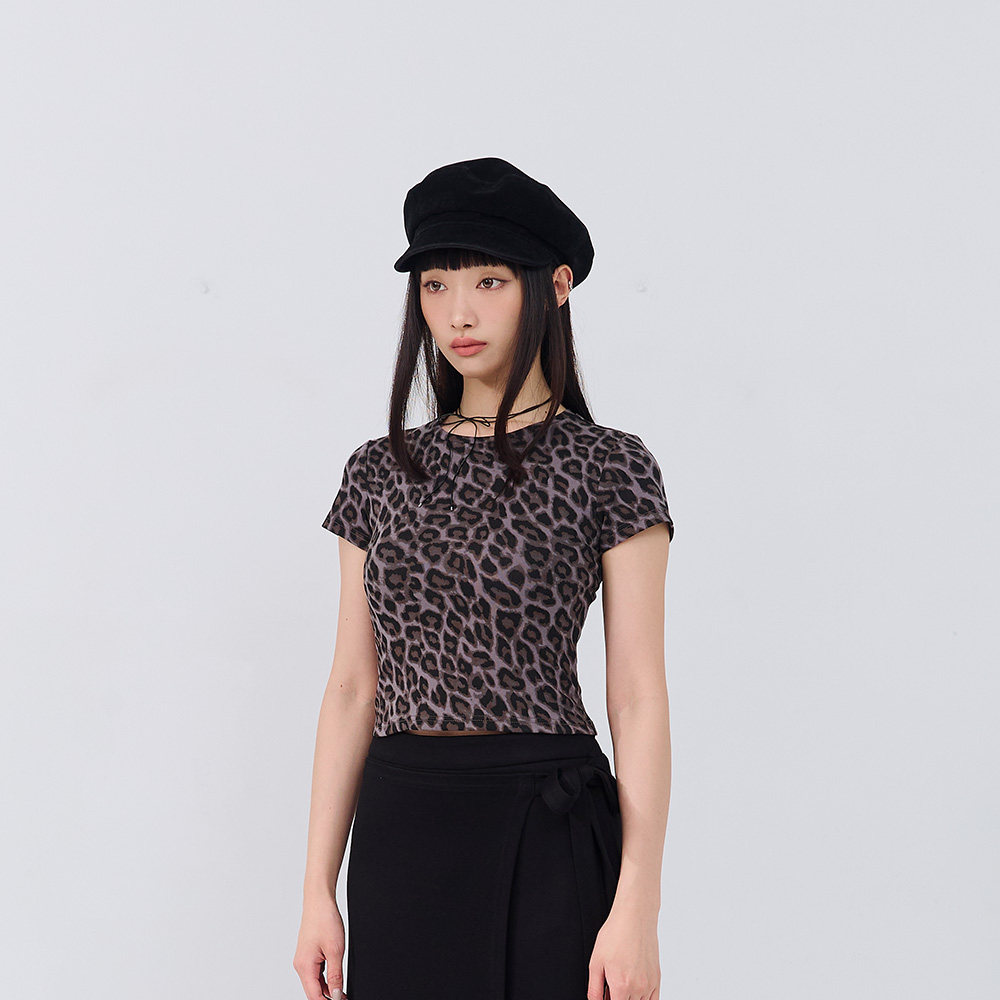 QUEENSHOP 2026春夏新品女装豹纹印图造型合身短袖上衣