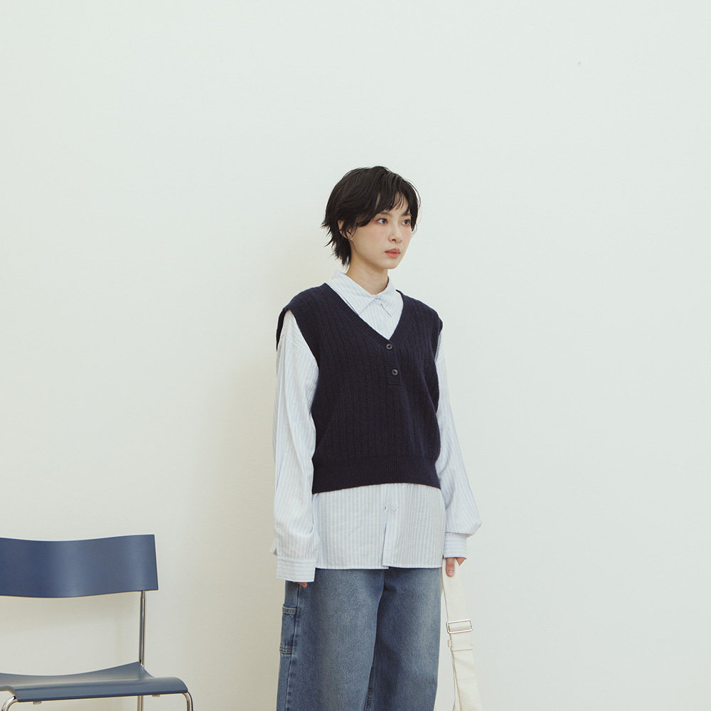 QUEENSHOP 2026秋冬新品女装排扣半门襟V领针织背心-深蓝01013559