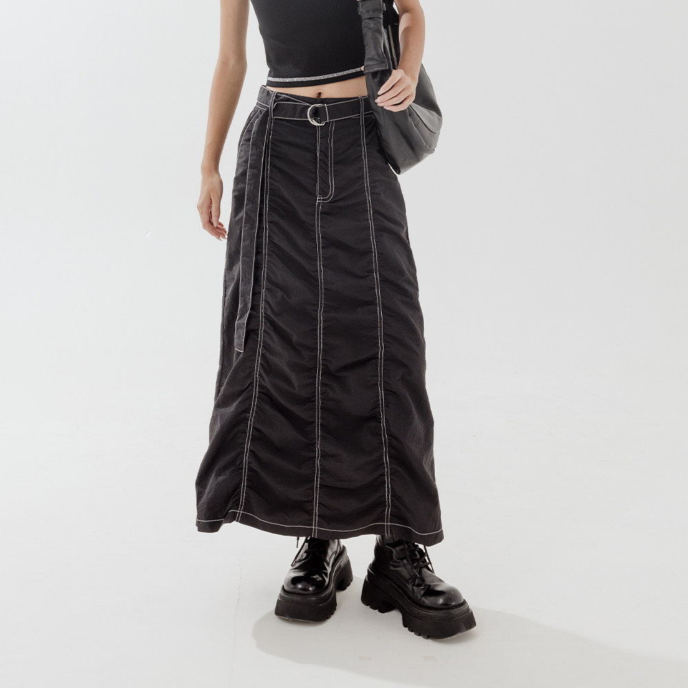 QUEENSHOP 2025秋冬新品女装撞色压线腰带设计抓皱长裙