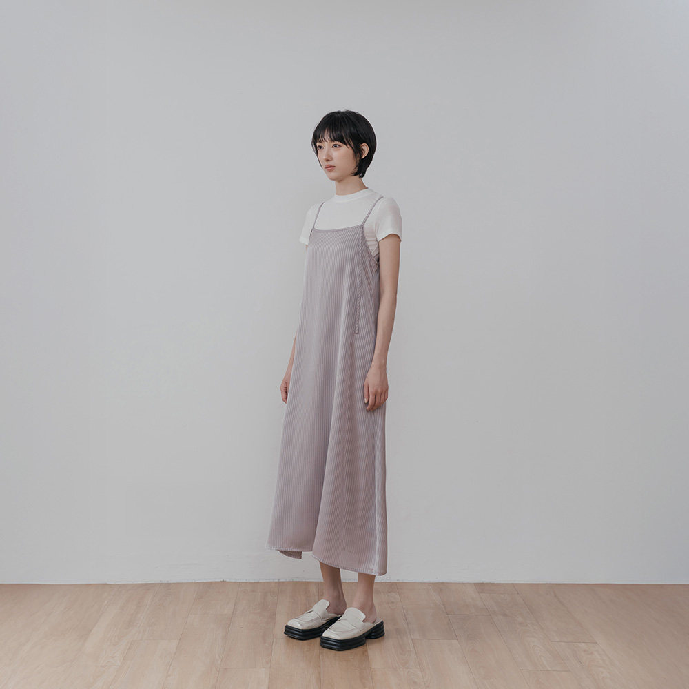 QUEENSHOP 2026秋冬女装蕾蒂光泽感条纹细肩连衣裙-灰01087314