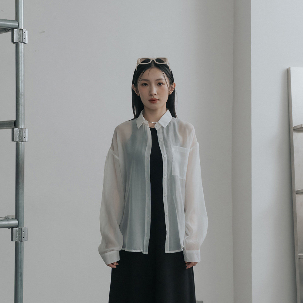 QUEENSHOP 2026春夏女装蕾蒂透肤单口袋打褶长袖衬衫-白01025774