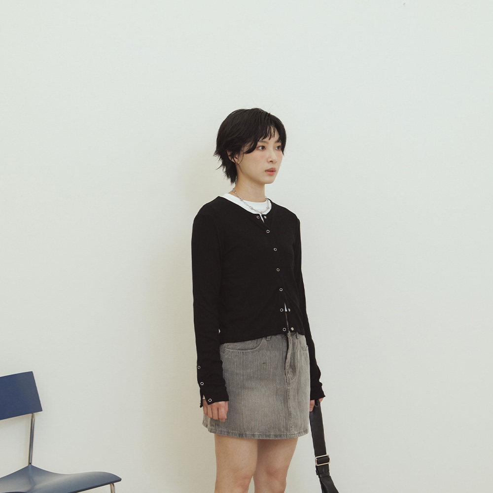QUEENSHOP 2026秋冬新品女装素面压扣弹性长袖上衣-黑01200026