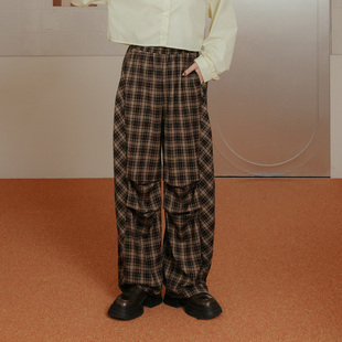 QUEENSHOP 2026春夏新品女装复古格纹剪接造型宽版长裤04102032