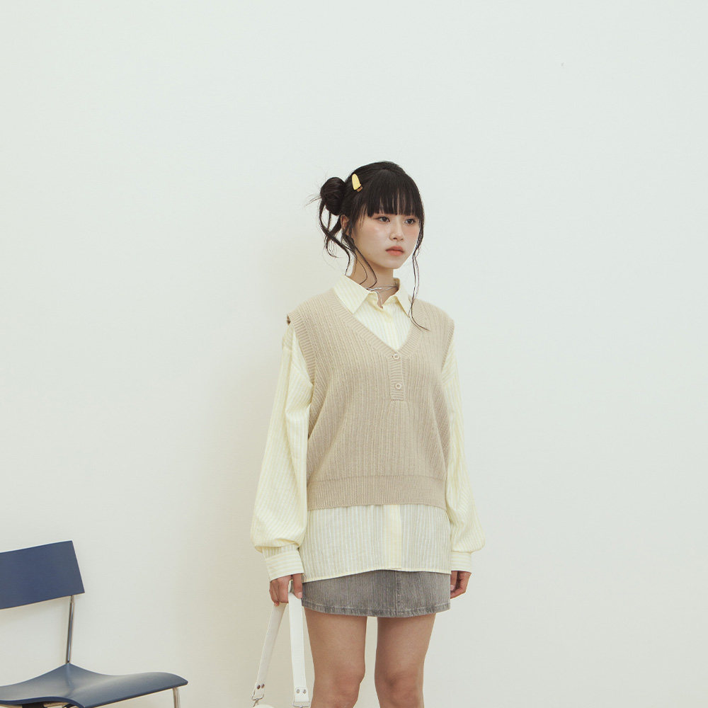 QUEENSHOP 2026秋冬新品女装排扣半门襟V领针织背心-杏01013561