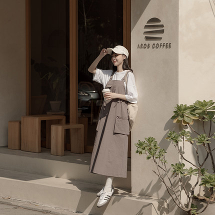 QUEENSHOP 2025秋冬新品女装多口袋抽皱工装吊带连衣裙01086599