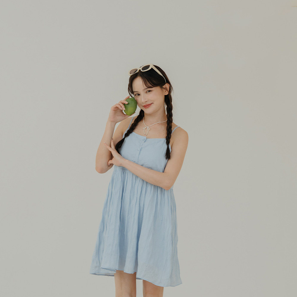 QUEENSHOP 2025春夏新品女装微光泽皱皱纹理细肩短连衣