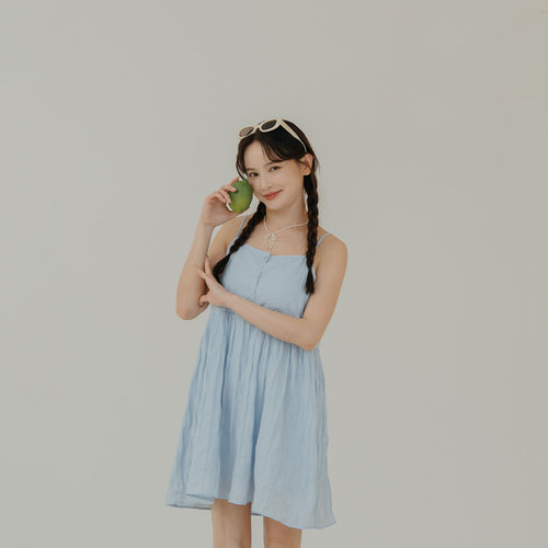 微光泽皱皱纹理细肩短连衣裙