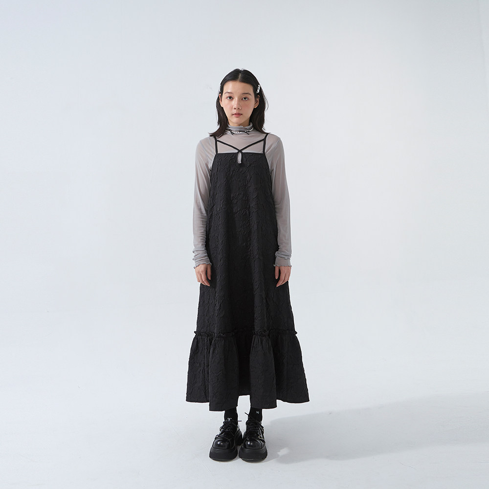 QUEENSHOP 2025秋冬新品女装两面穿立体缇花细肩连衣裙01087134