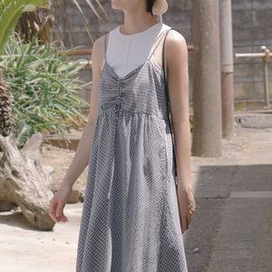QUEENSHOP 2026春夏新品女装前胸抽皱格纹细肩连衣裙-黑01087275