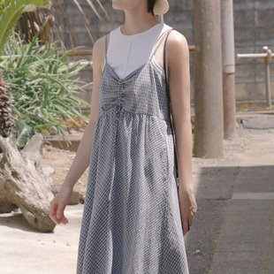 QUEENSHOP 2026春夏新品女装前胸抽皱格纹细肩连衣裙-黑01087275