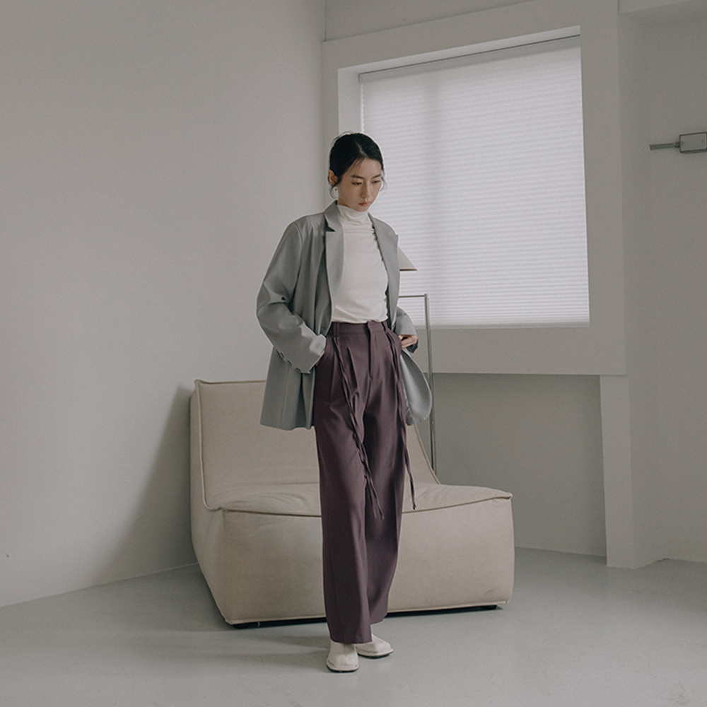 QUEENSHOP 2025春夏女装蕾蒂质感酒瓶领侧抽合身上衣-