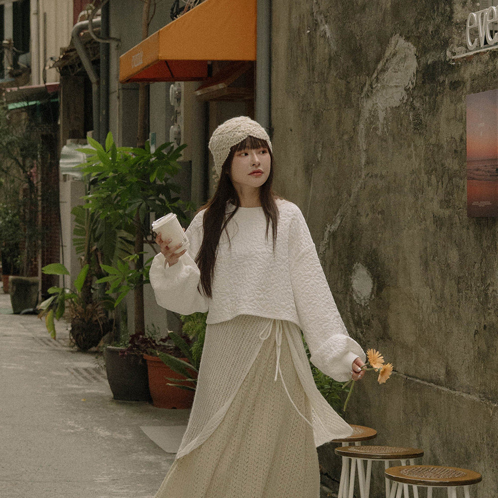 QUEENSHOP 2025秋冬新品女装小花压纹造型澎袖短版卫衣