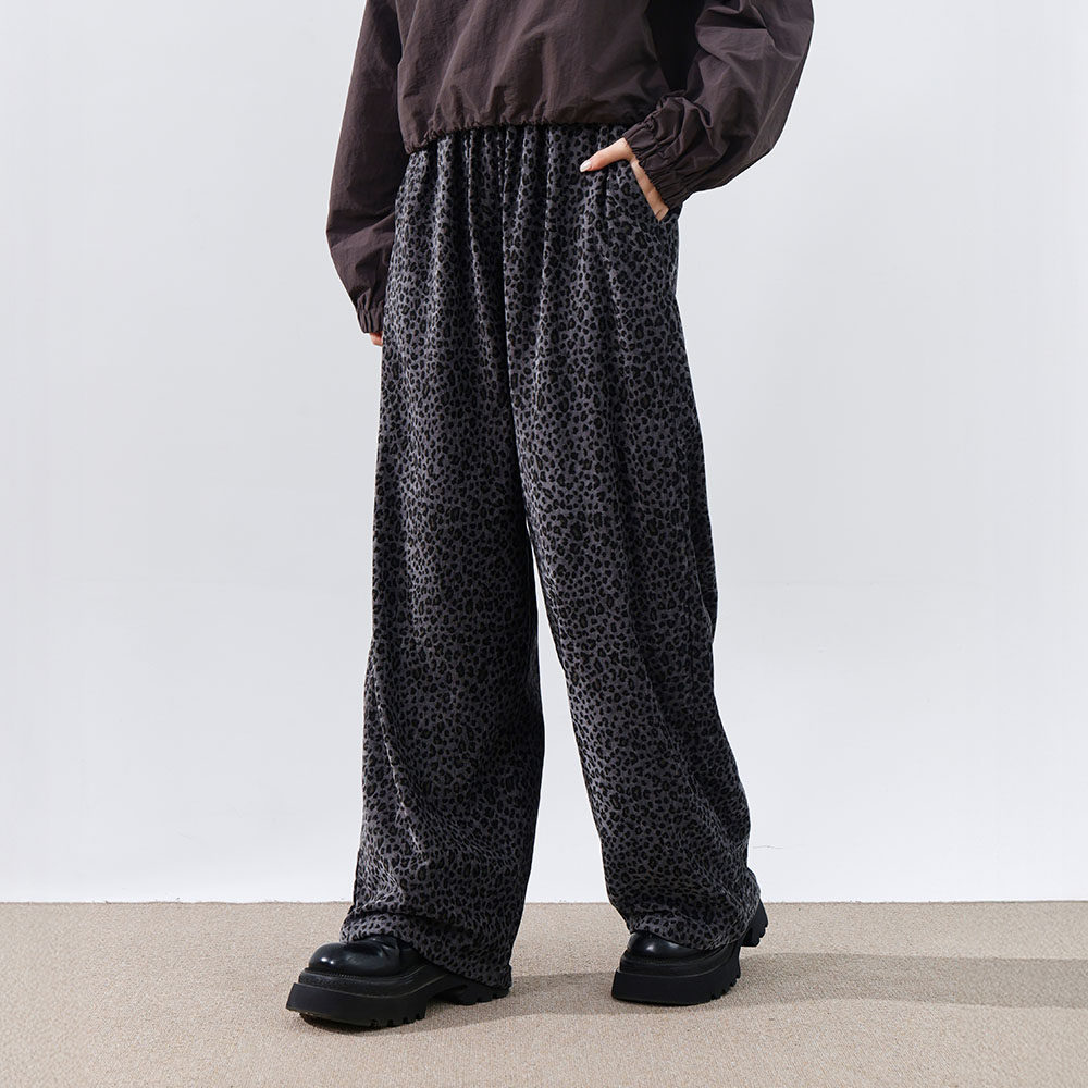 QUEENSHOP 2026春夏新品女装个性豹纹光泽设计绒面长裤