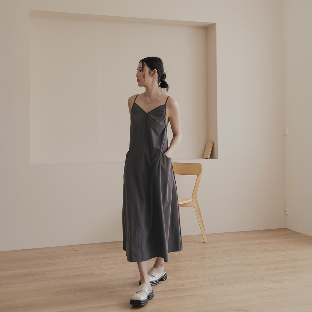 QUEENSHOP 2025春夏女装蕾蒂抓皱剪接口袋细肩连衣裙-灰01087065