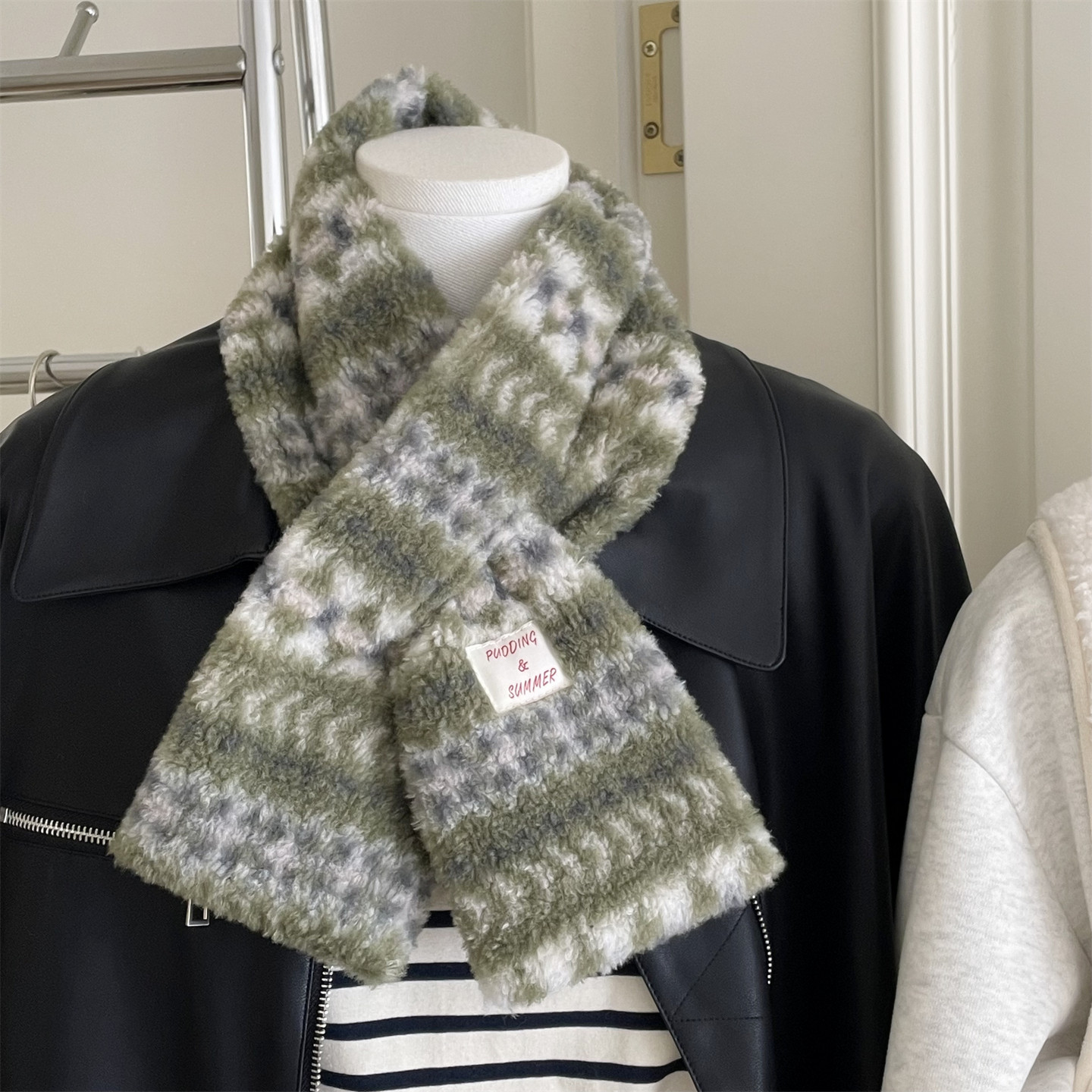 自制苔藓绿加厚保暖围脖交叉冬季实用款费尔岛羊羔绒围巾学生女士