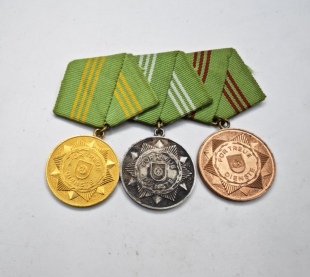 东德内务部三联排 金银铜级内务部忠诚服役奖章
