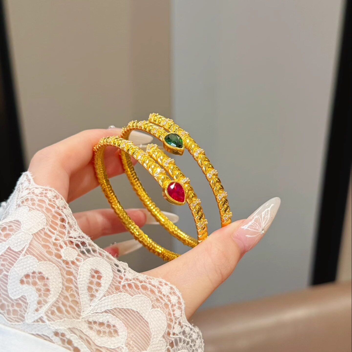 深圳黄金女手镯足金999镶嵌莫桑钻5D蛇型手镯小香风足金支持复检