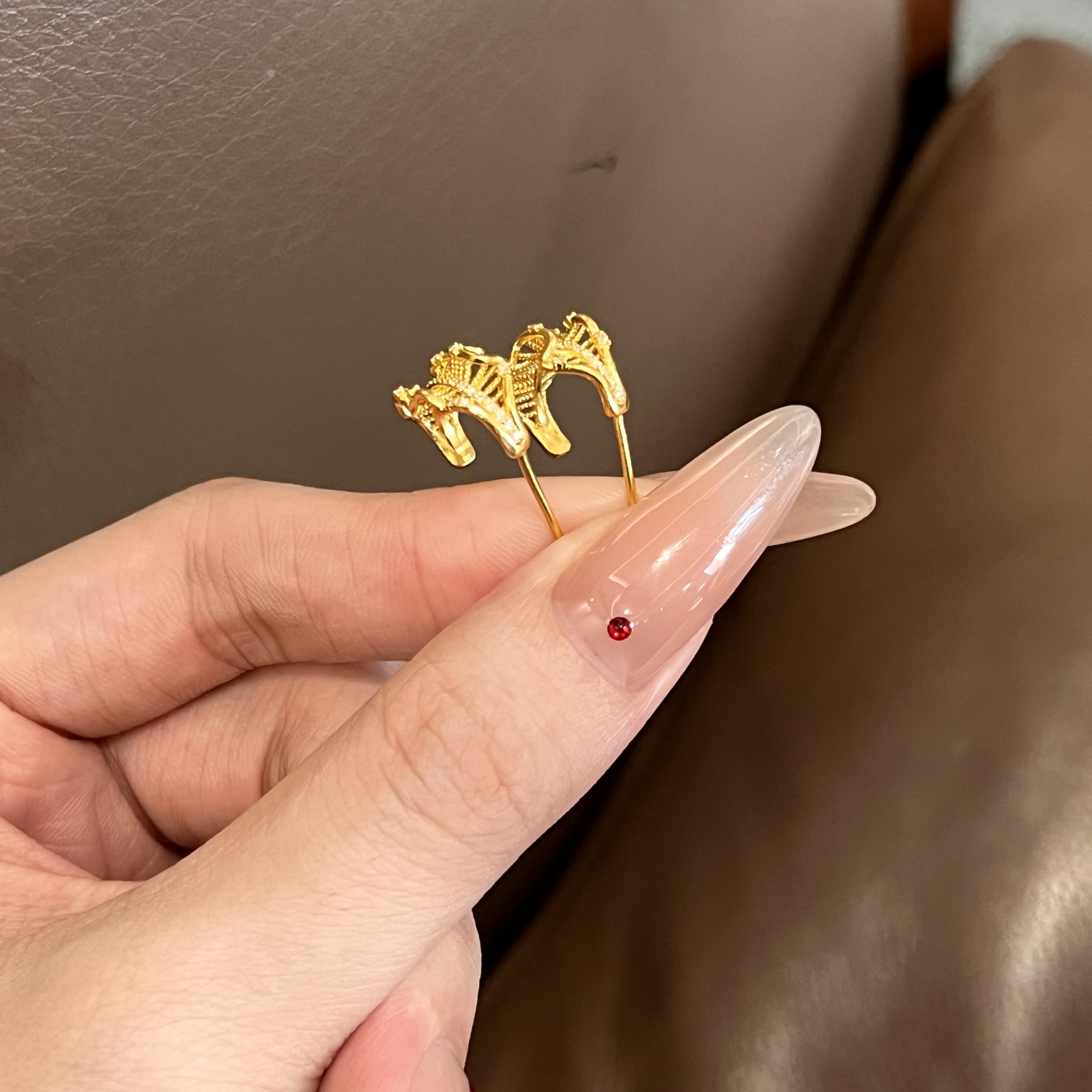 深圳黄金耳饰女足金AU999女生新款镂空树叶镶嵌耳钉支持复检黄金