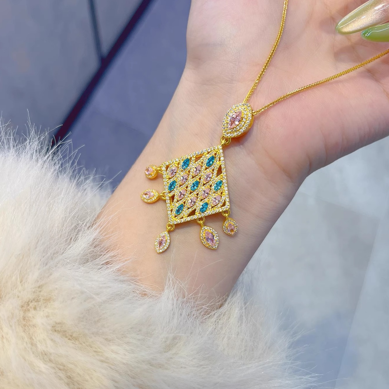 深圳黄金精工满钻菱格民族风高级感闪耀吊坠女生轻奢宴会颈饰足金