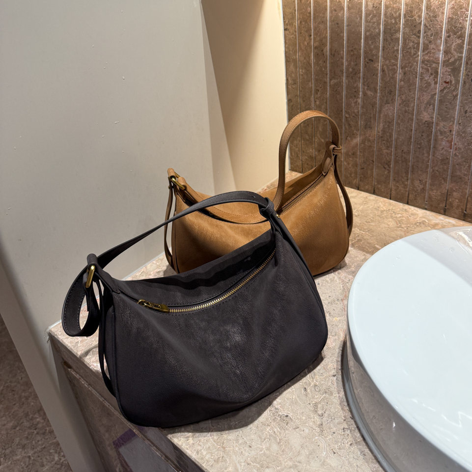 珠光牛皮法棍包邮差小包女简约百搭小众单肩斜挎包通勤休闲腋下包