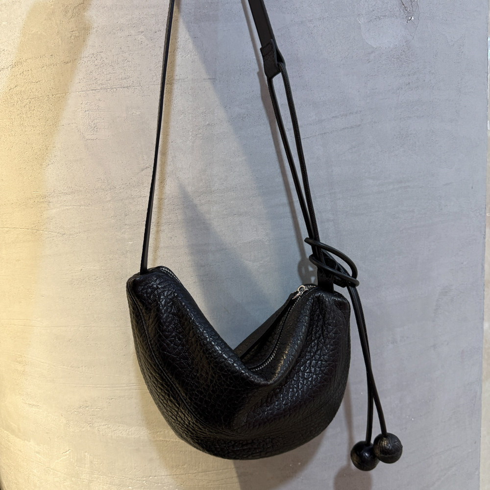 2025新款黑色真皮单肩包女羊皮泡泡纹斜挎包高级感小众通勤手提包