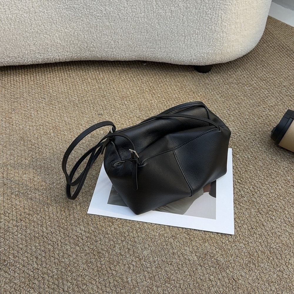 2026春季头层牛皮枕头包女时尚软皮豆腐包简约百搭真皮hobo单肩包