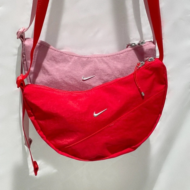 25新款Nike耐克斜挎包男女新月形休闲包饺子包运动单肩包HQ4370