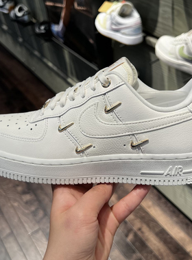Nike耐克女子板鞋Air Force 1空军一号金属小勾低帮运动鞋FV3654