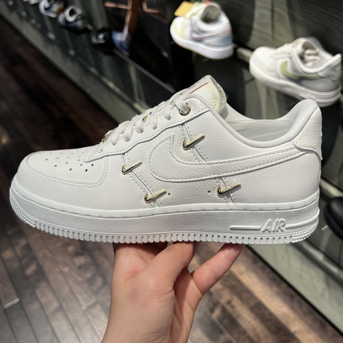Nike耐克女子AF1金属小勾板鞋