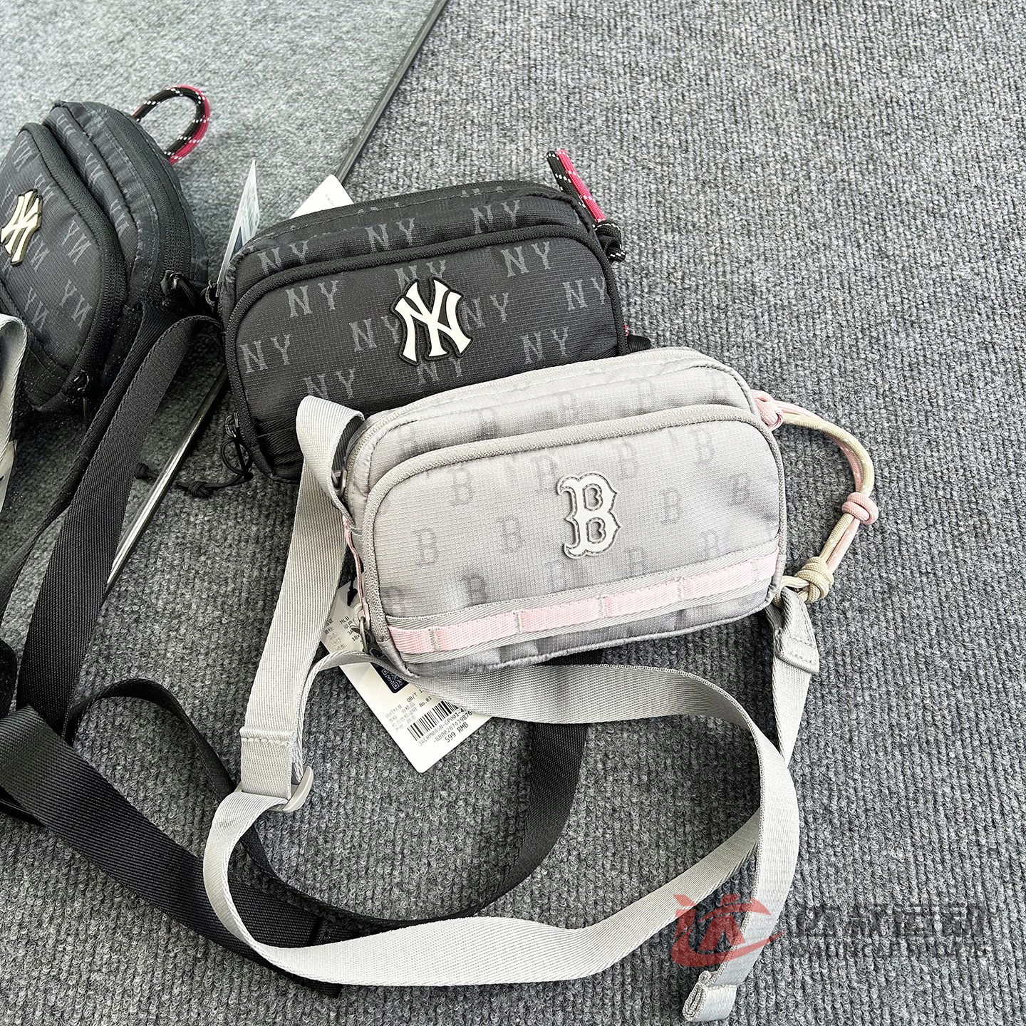 MLB情侣NY老花满印可调节斜挎包
