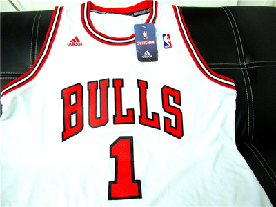 公牛队德里克罗斯亲笔签名球衣