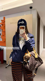欧洲站小众设计师秋冬新款时髦连帽冲锋衣加绒外套女宽松上衣