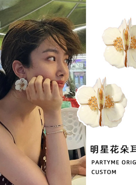 杨采钰白色花瓣花朵夸张金属耳环轻奢小众设计感立体古风
