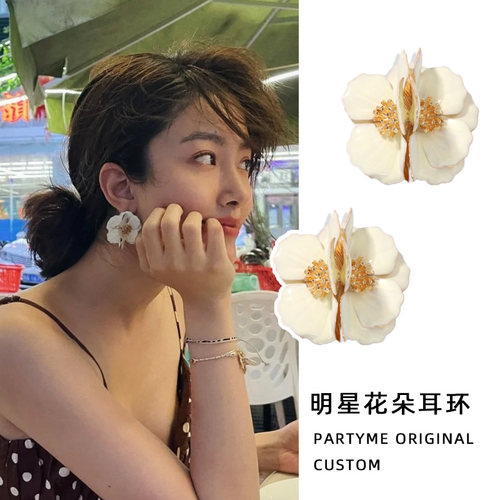 白色金属立体金属花瓣耳环