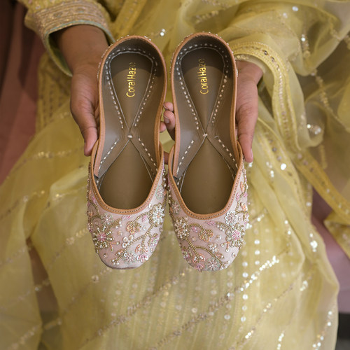 温柔粉色桃花钉珠刺绣鞋