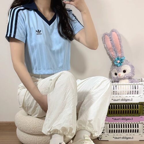 阿迪达斯三叶草2026夏款女子V领露脐辣妹球衣短袖衫POLO衫 JD5864