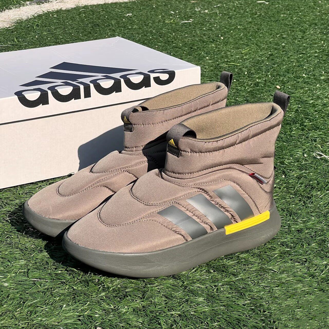 Adidas/阿迪达斯男鞋女鞋正品新款面包鞋舒适高帮休闲棉鞋JR0069