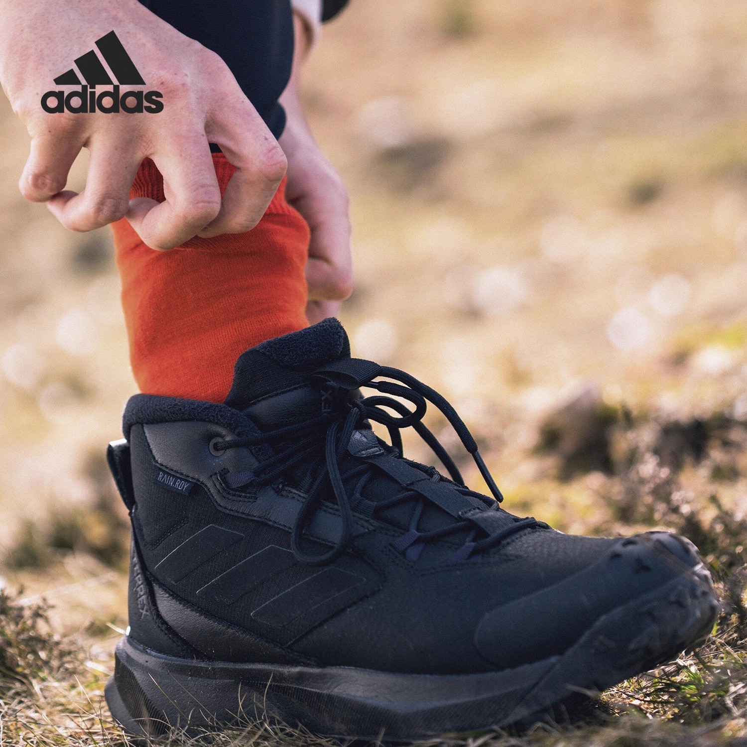 阿迪达斯男女2025冬季新款透气防滑缓震耐磨运动休闲雪地靴ID2859