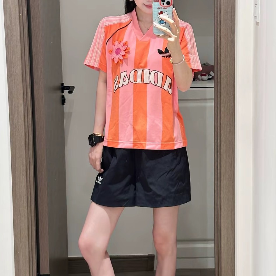 Adidas阿迪达斯女装2026秋季款花朵徽章条纹复古V领短袖T恤KC0673
