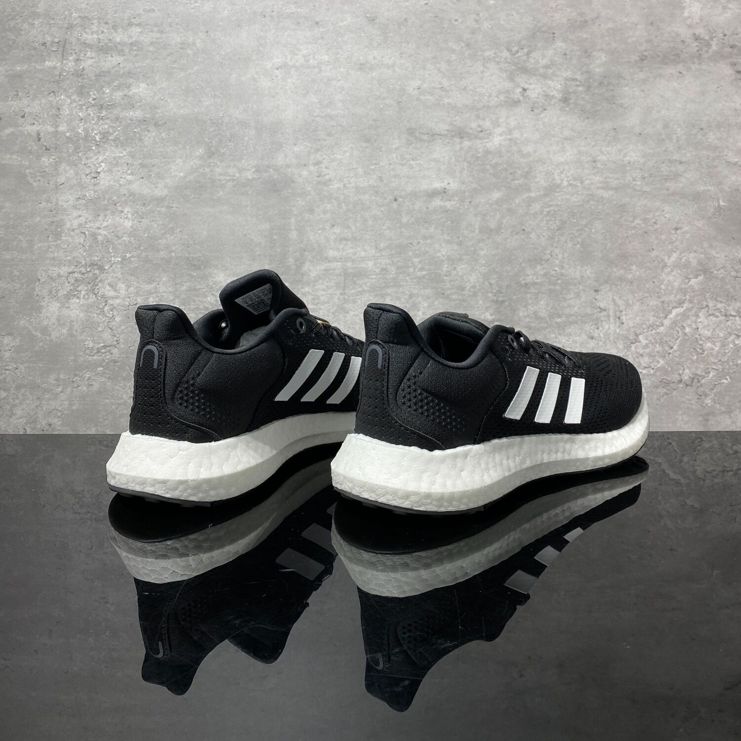 阿迪达斯男女缓震透气运动跑步鞋