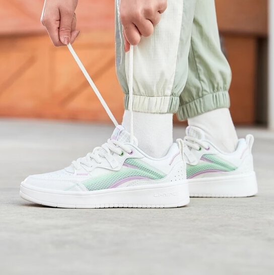 李宁LINING女子透气经典休闲鞋日常穿搭运动时尚鞋AGCS086