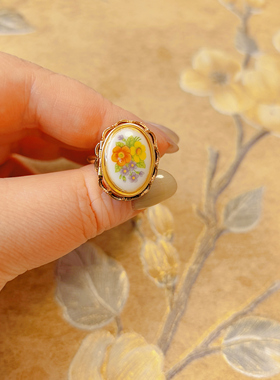 【BW中古】Avon书本款165页，1975年款法国陶瓷花朵弹力戒圈全新