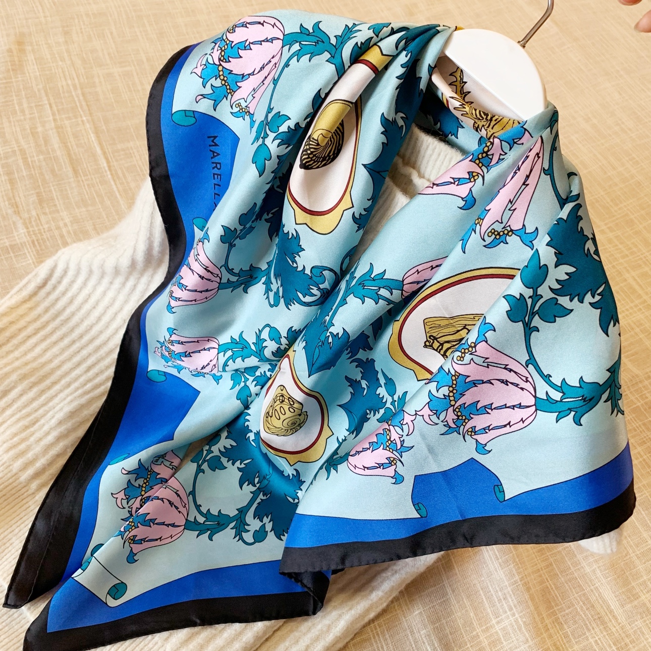 显白蓝色复古印花90方巾丝巾女