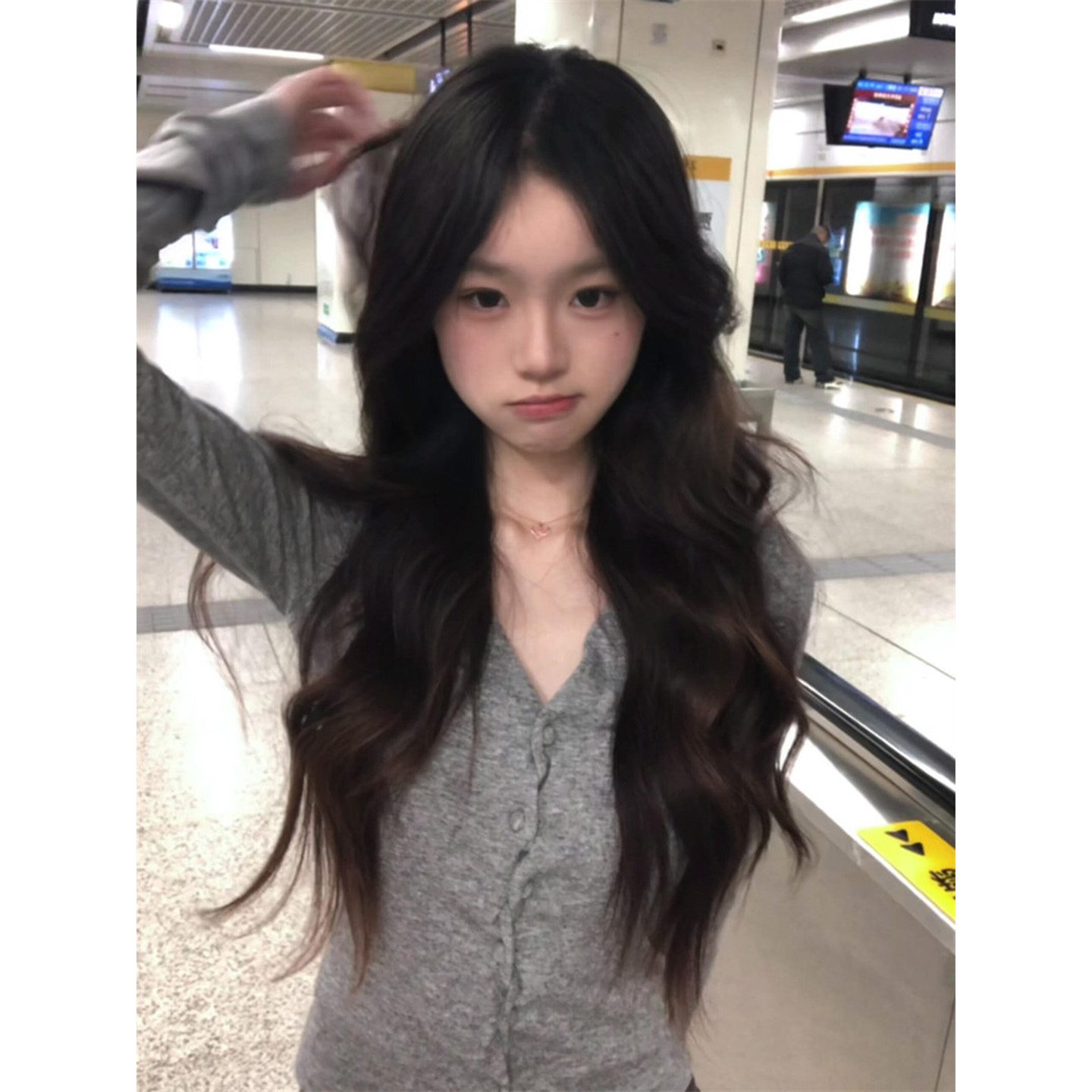 SUNONEONE 设计感百搭波浪纽扣内搭打底针织衫女秋冬V领长袖上衣