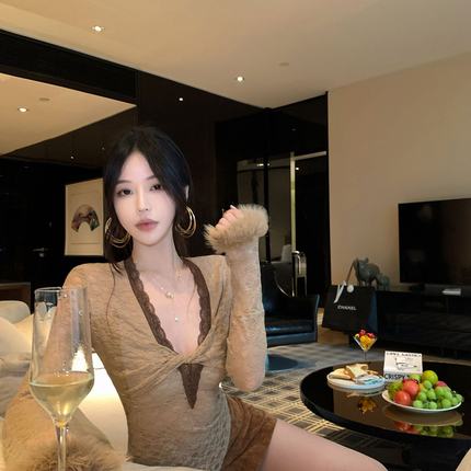 Jqwention 2025AW 蕾丝拼接棕色毛毛袖口性感纯欲上衣打底针织衫