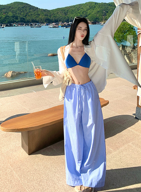蓝色挂脖三角杯比基尼沙滩海边度假防晒衣比基尼罩衫搭配蓝条裤子