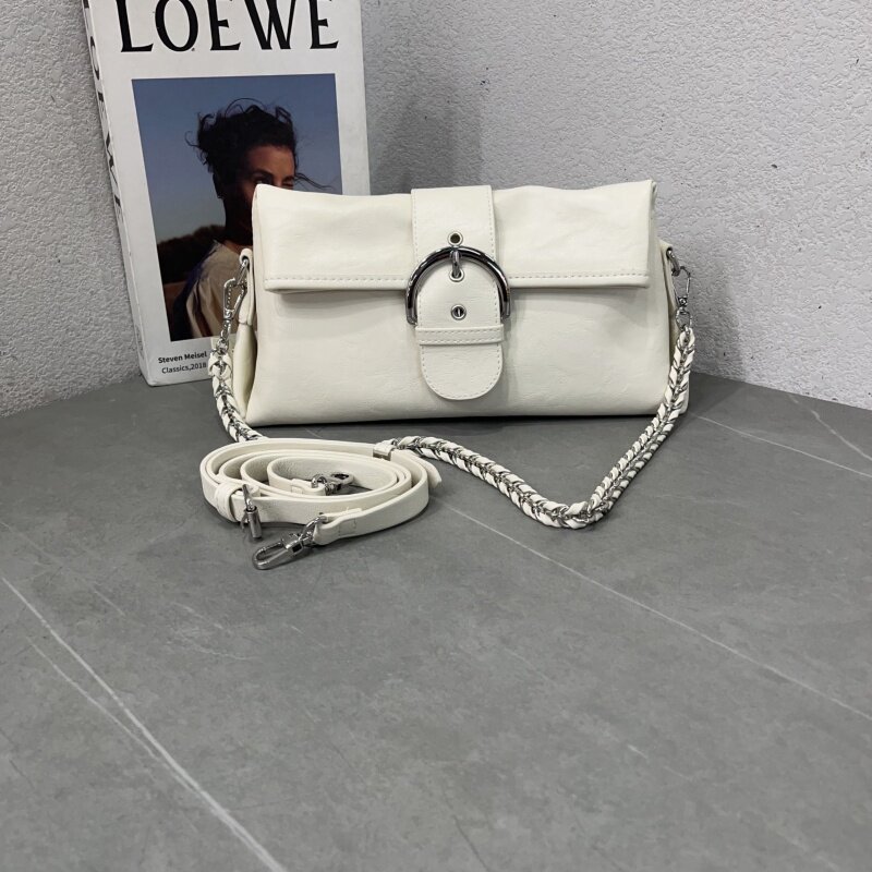 2026新款韩版时尚邮差包休闲皮带扣装饰链子腋下单肩包百搭斜跨包