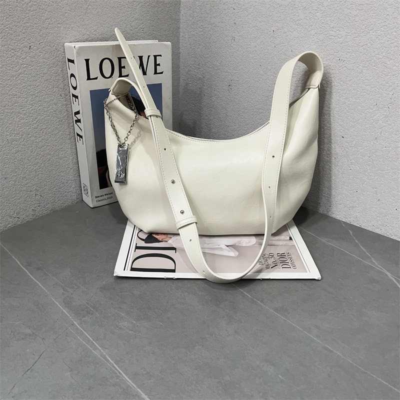 2025新款韩版时尚潮流饺子包简约休闲软皮单肩包纯色百搭斜跨包女