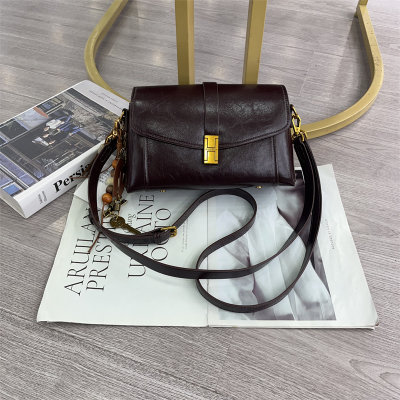 2025新款时尚油蜡皮小方包小众设计百搭腋下单肩包休闲纯色斜跨包