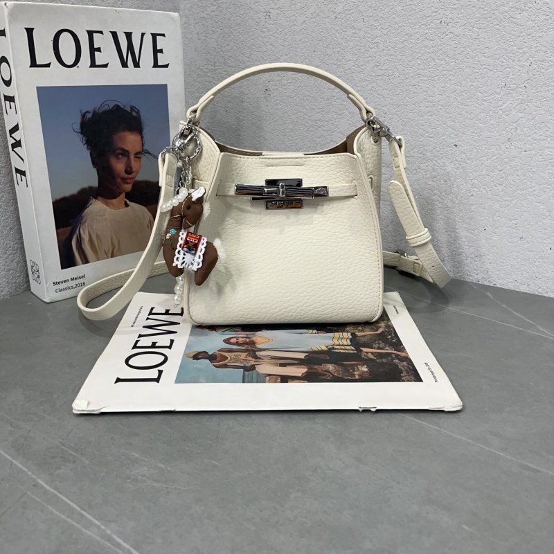 2026新款荔枝纹软皮迷你水桶包休闲皮带装饰手提包纯色单肩斜跨包